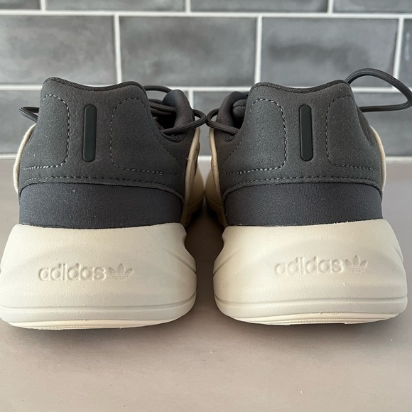 Adidas Originals Mens Ozelia Low Wonder
White Grey Sneakers Shoes Size 8.5 main image 6